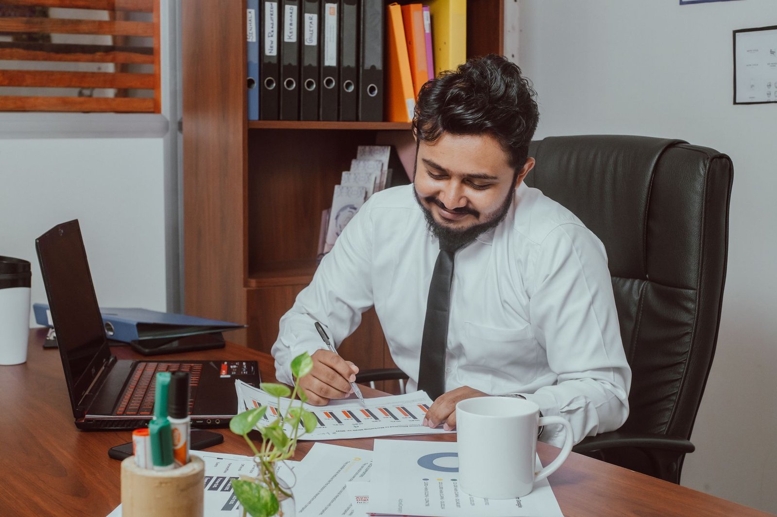 UAE free zone for Sri Lankan entrepreneurs 2026 - setup process and costs infographic